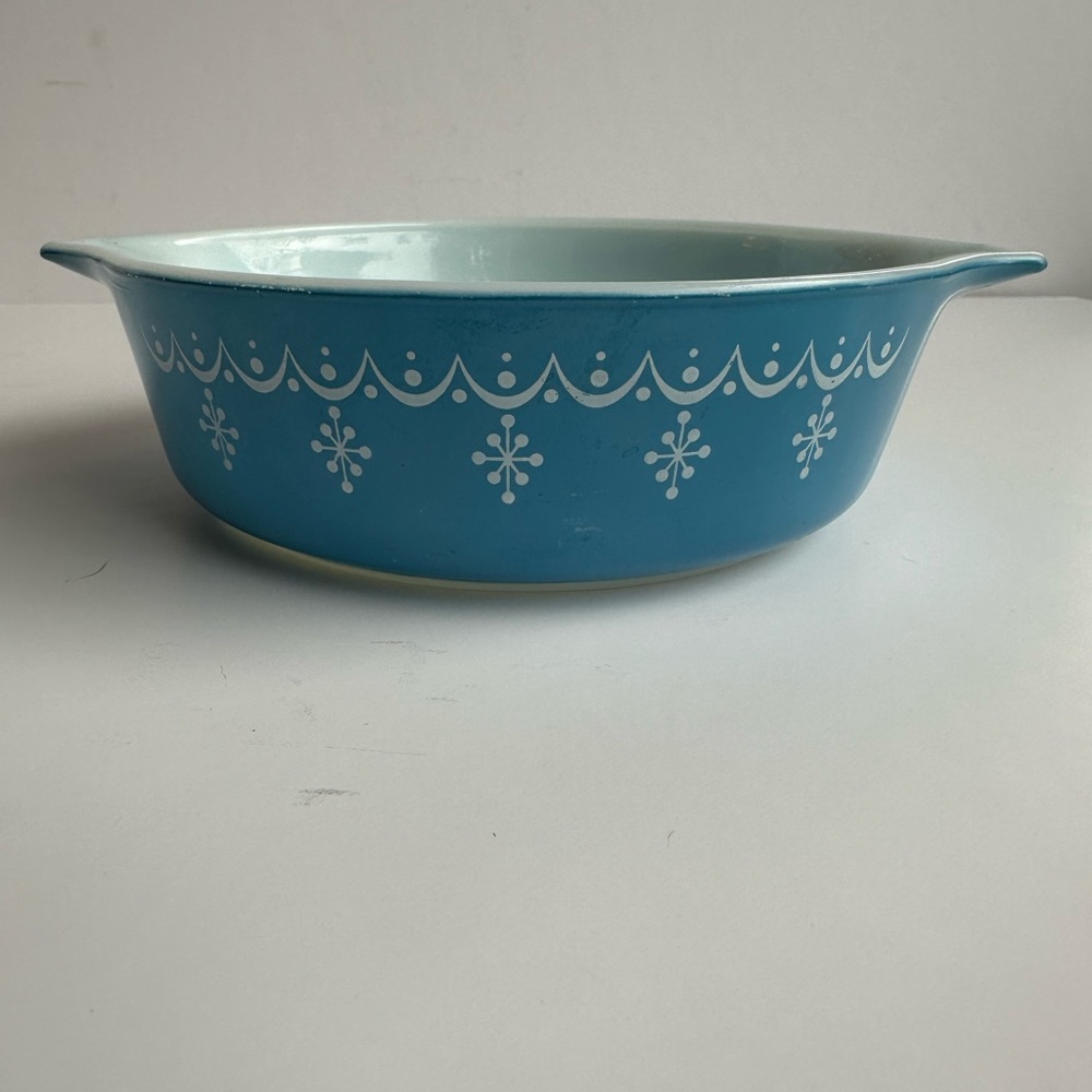 Vintage Pyrex casserole dish💙 snow flake garland